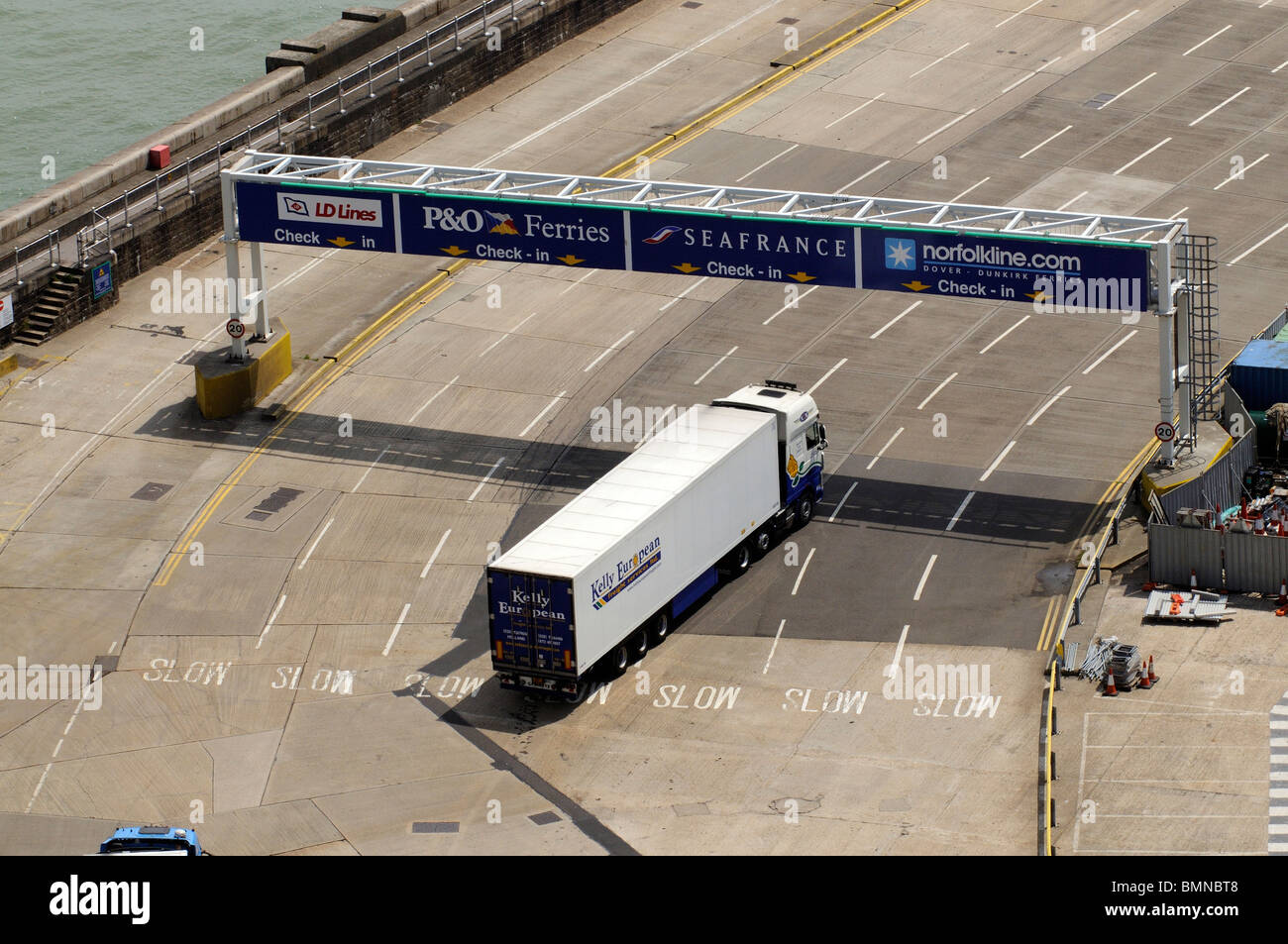 Verificare nelle corsie per il traffico di salire a bordo del canale trasversale le compagnie di navigazione a Dover Kent England Regno Unito Foto Stock