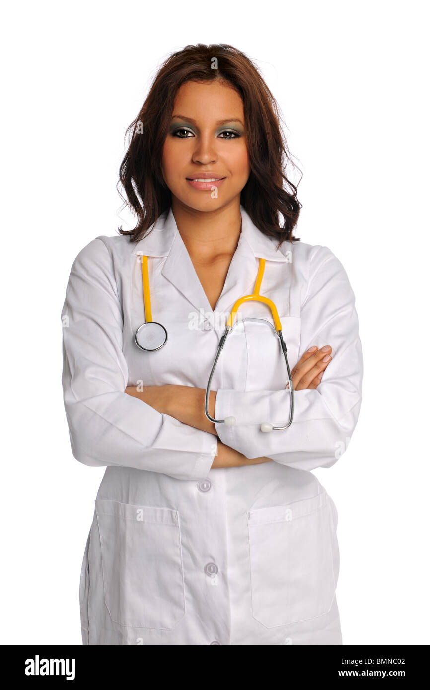 Medico di origine ispanica con le braccia incrociate isolate su sfondo bianco Foto Stock