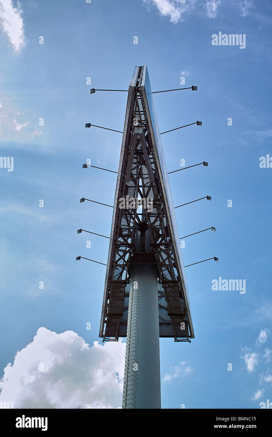 Forma a freccia sul pannello pubblicitario sul cielo blu con nuvole Foto Stock