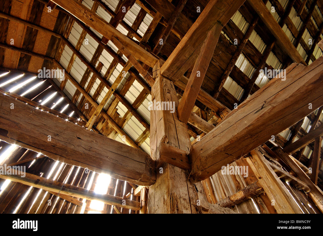 Interno di un vecchio fienile loft Foto Stock