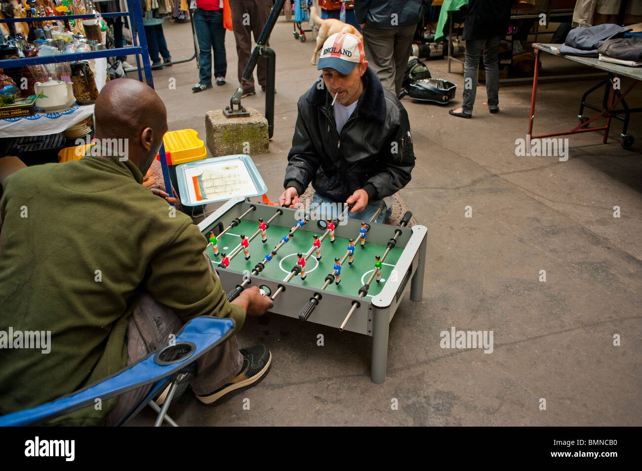 Londra, Inghilterra, Regno Unito, uomini che giocano fuori "Baby Foot" nel "mercato delle pulci" su Portobello Road, Notting Hill District Foto Stock