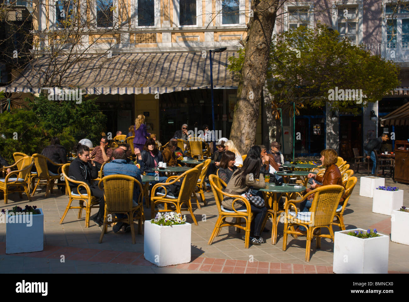 Cafe a Pl piazza Nezavisimost centrale di Varna il litorale del Mar Nero in Bulgaria in Europa Foto Stock