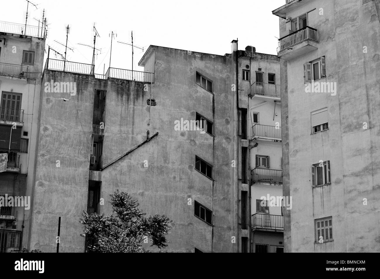 La città interna grunge appartamento edificio. Background urbano. Foto Stock