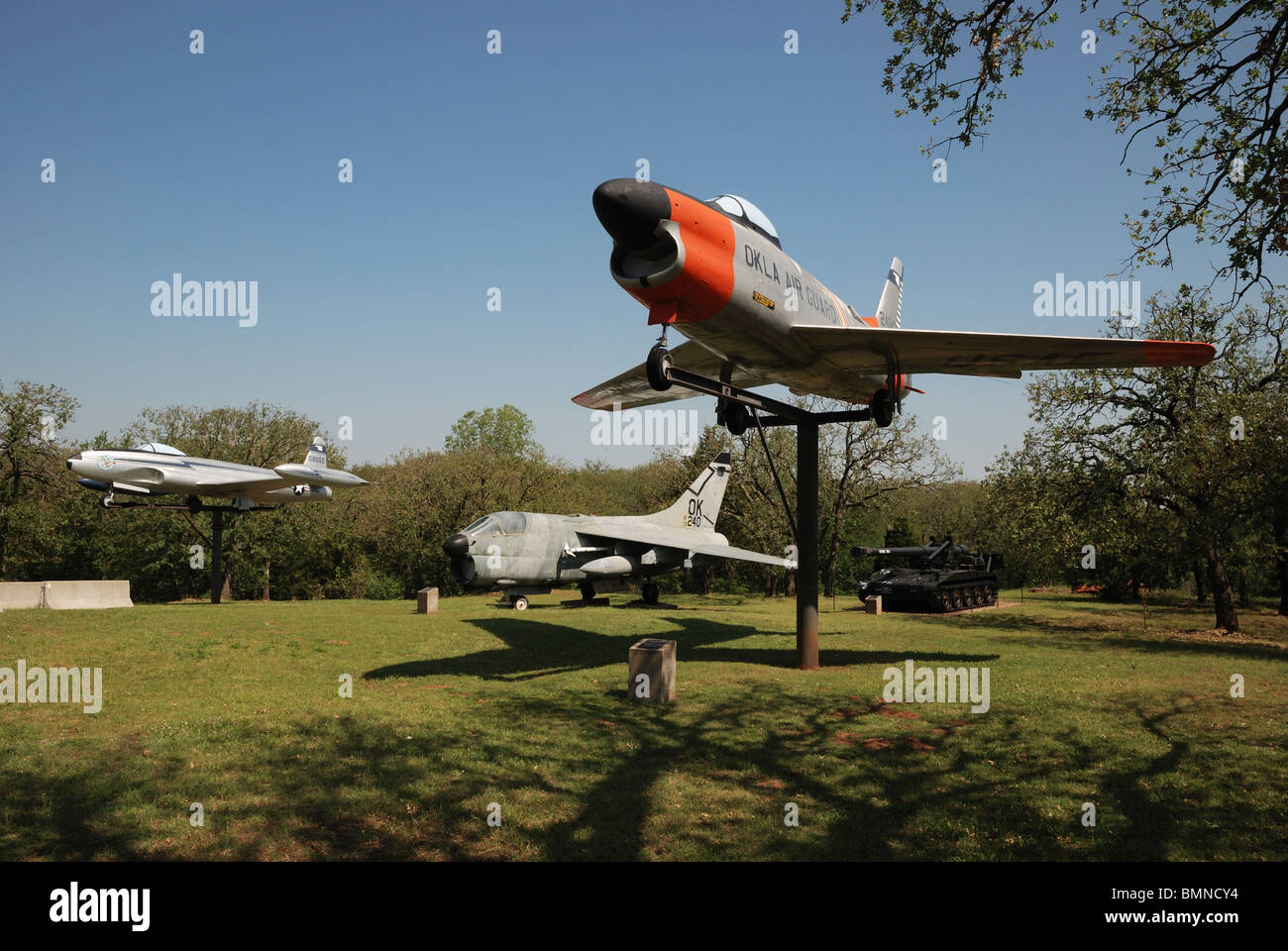 Un F-80C, A-7D Corsair II e F-86L Saber aeromobile in mostra presso il quarantacinquesimo divisione di fanteria Museum, Oklahoma City, Oklahoma. Foto Stock