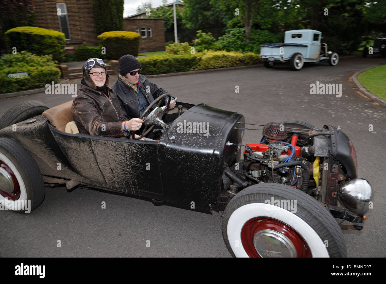 Giovane alla guida di un personalizzato Morris Hot Rod. Foto Stock