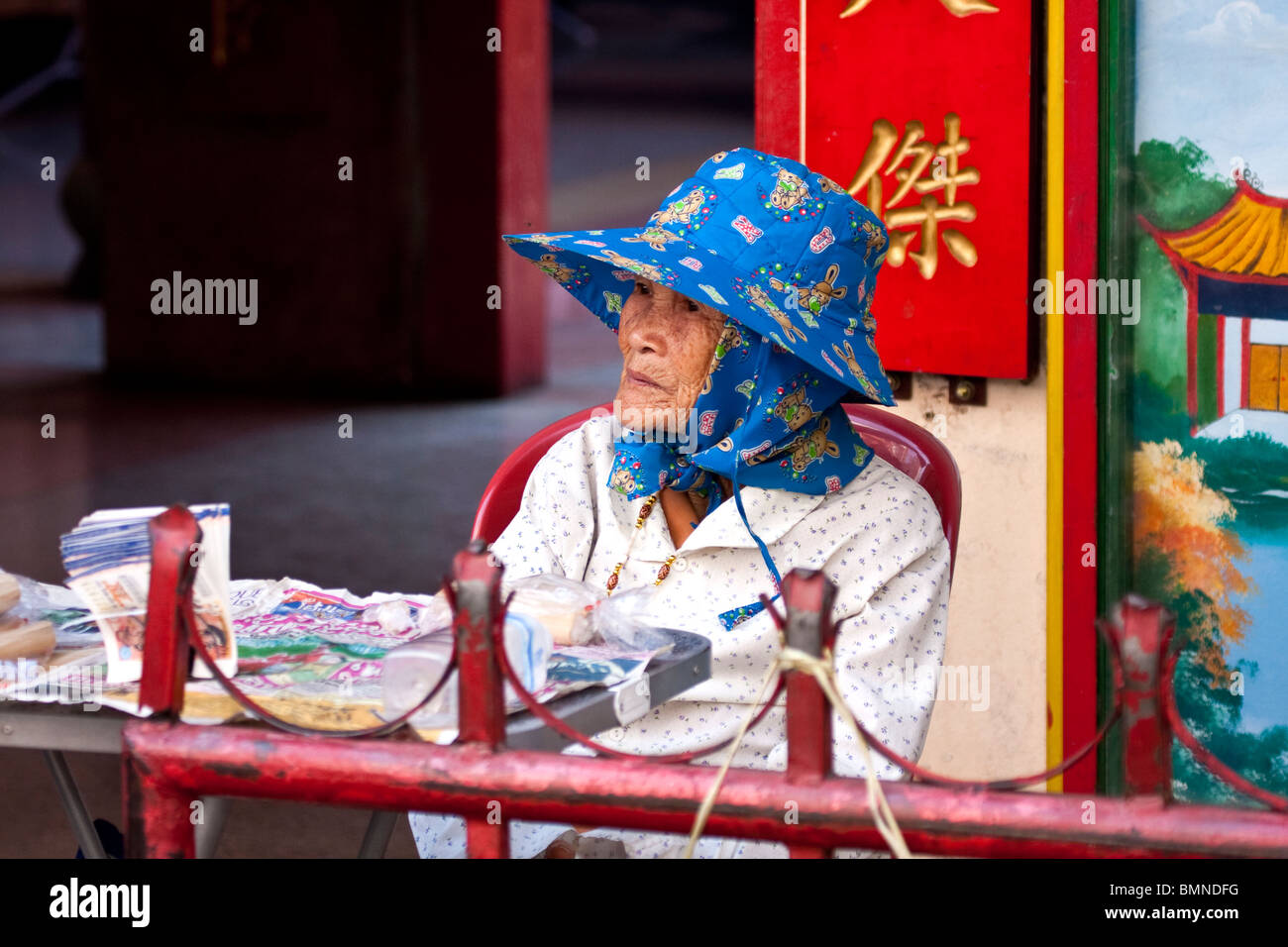 Anziana signora cinese con Blue Hat, Chiang Mai, Thailandia. Foto Stock