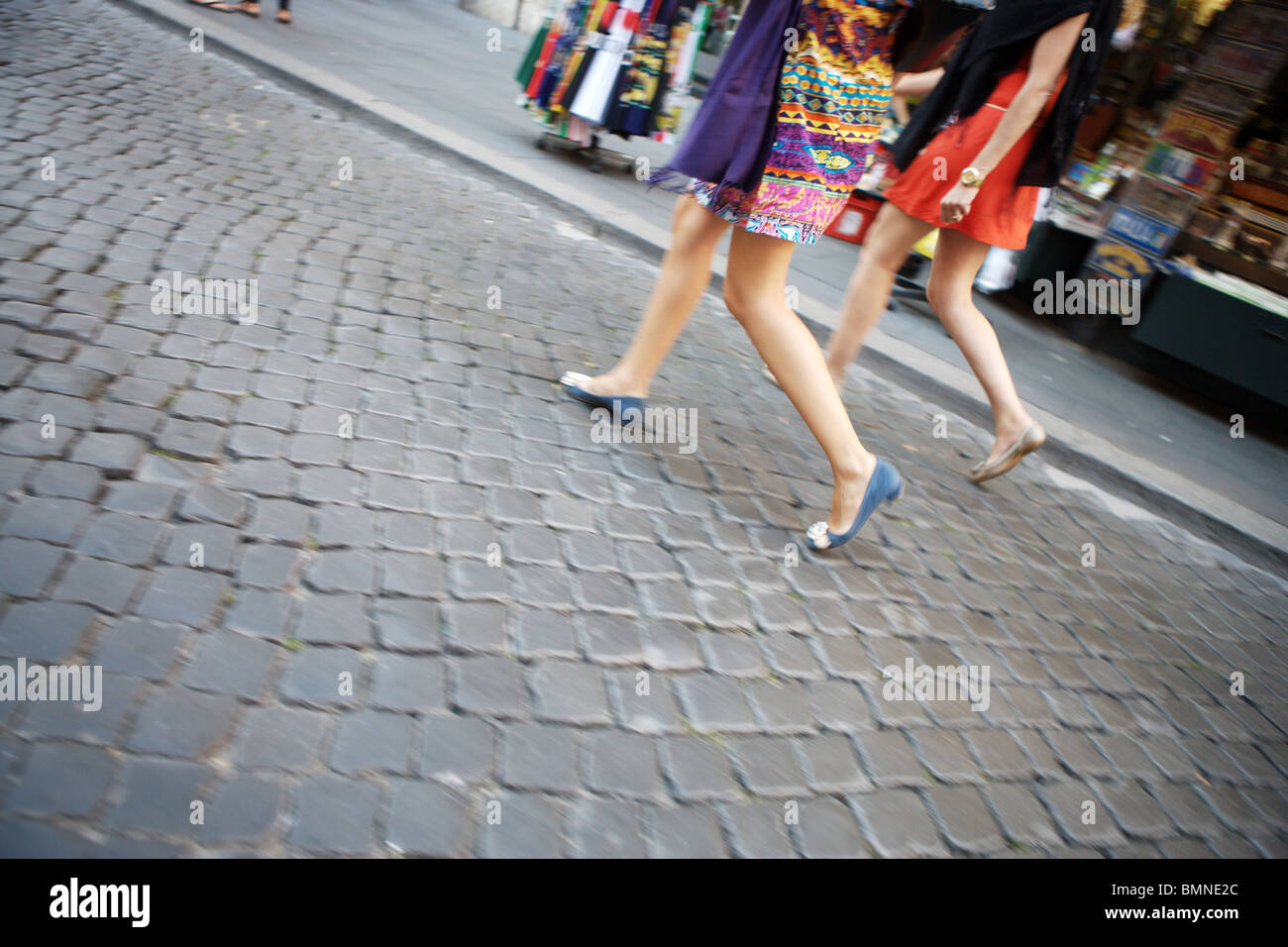 Due giovani donne turisti walking street a Roma Italia Europa Foto Stock