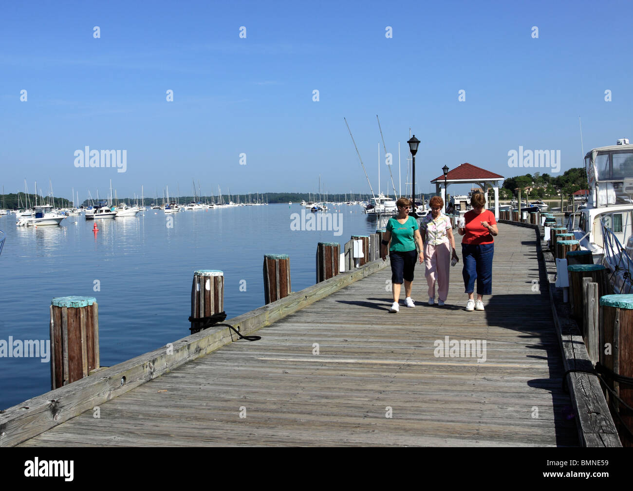 Donne camminando sul molo del porto di Northport Long Island New York Foto Stock