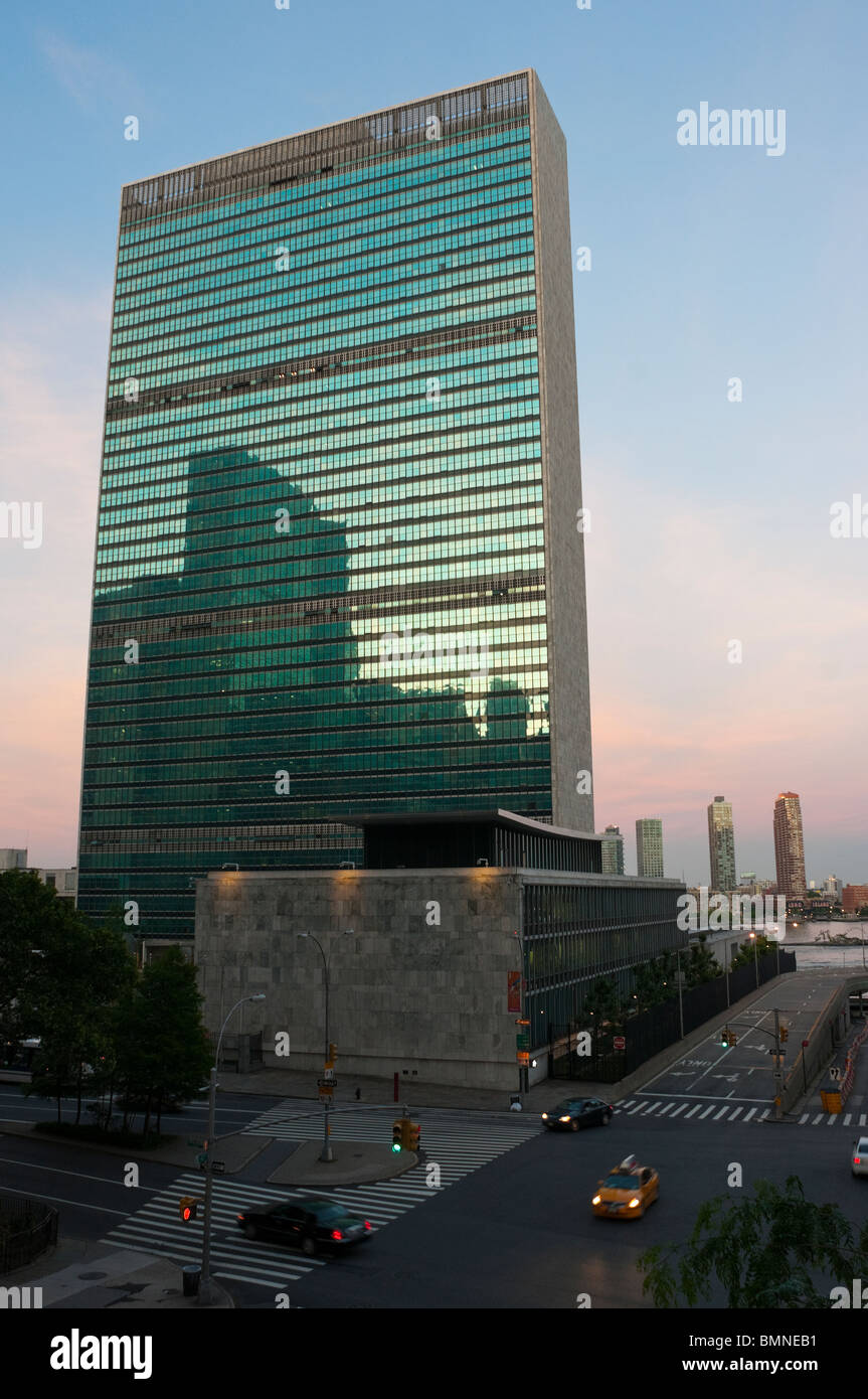 Il Segretariato delle Nazioni Unite costruendo al crepuscolo. Foto Stock