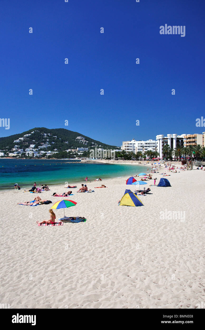 Vista della spiaggia di Santa Eulària des Riu, Ibiza, Isole Baleari, Spagna Foto Stock