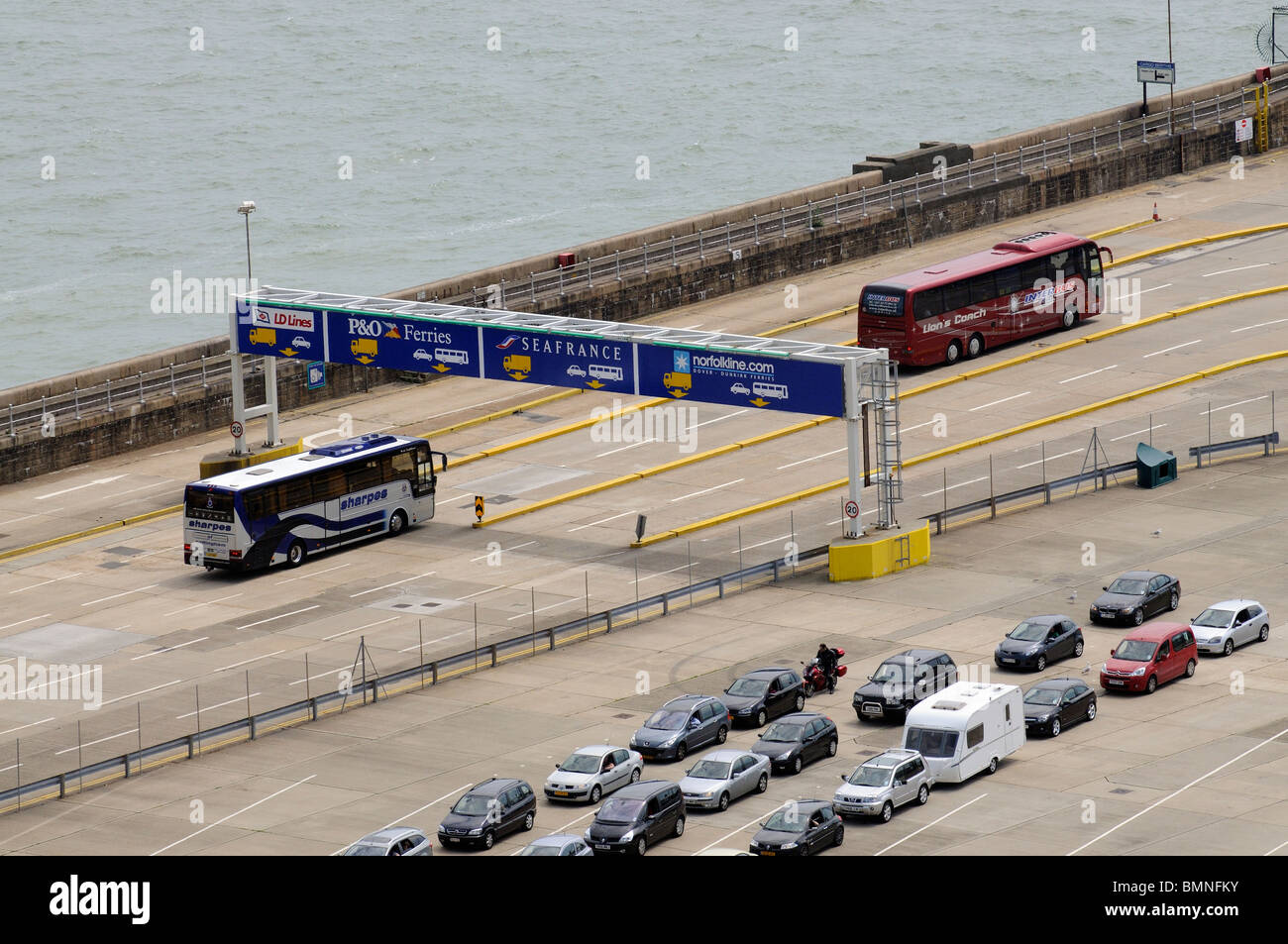 Verificare nelle corsie per il traffico di salire a bordo del canale trasversale le compagnie di navigazione a Dover Kent England Regno Unito Foto Stock