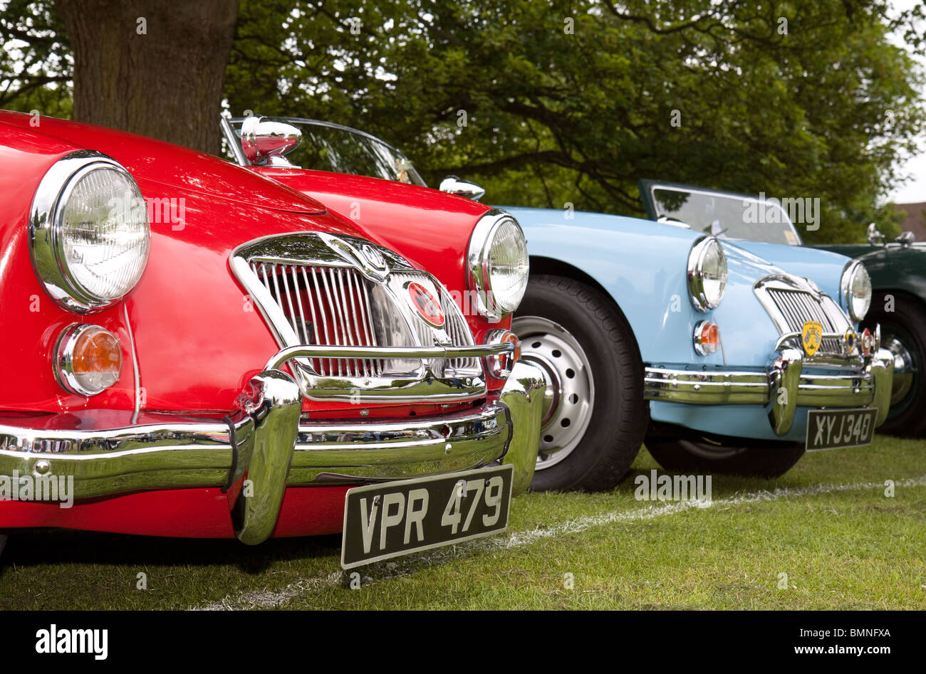 Di fronte a due classici MGA auto sportive Foto Stock