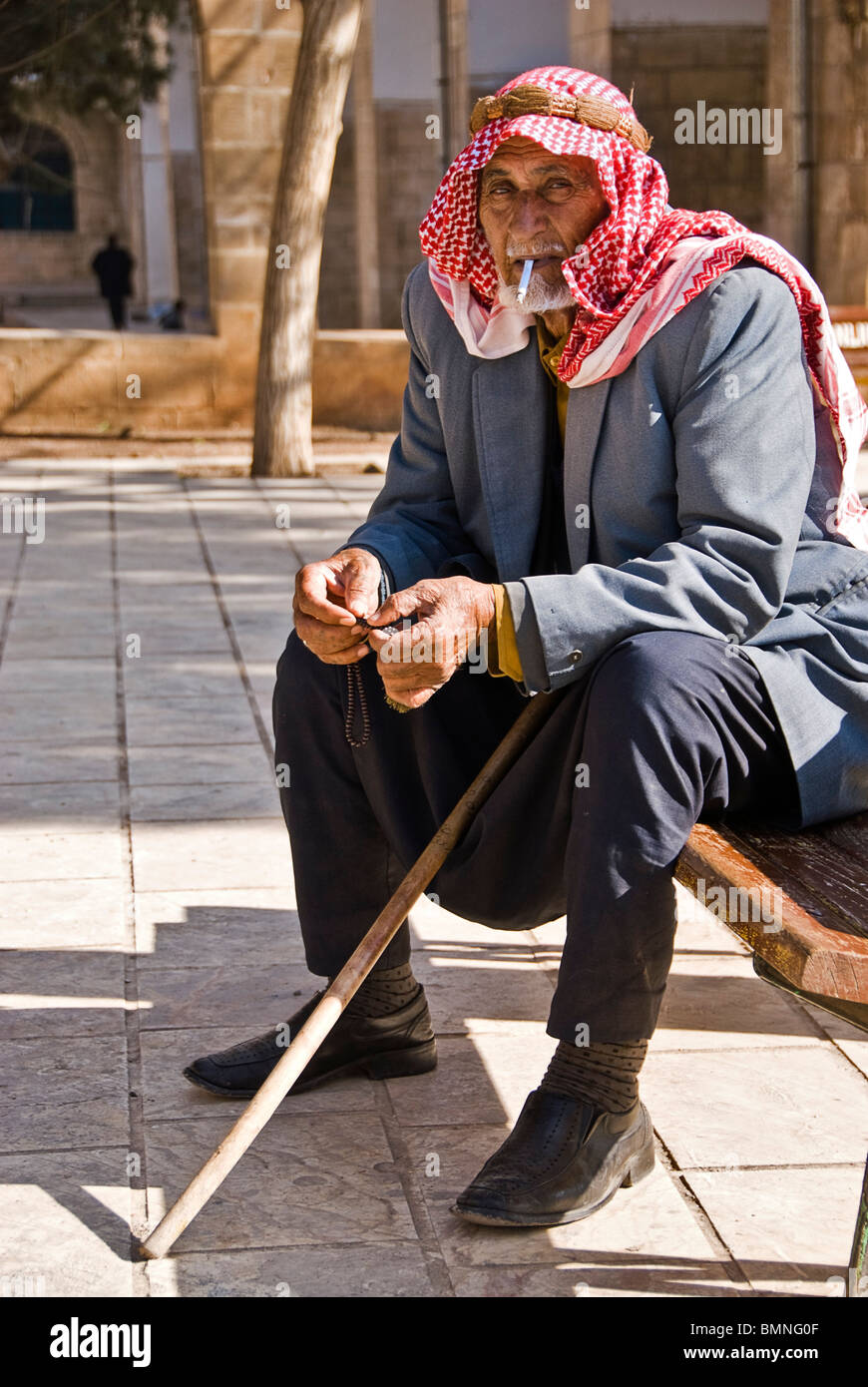 Il vecchio uomo con velo di fumare in strada, Sanliurfa, Turchia, Asia Foto Stock