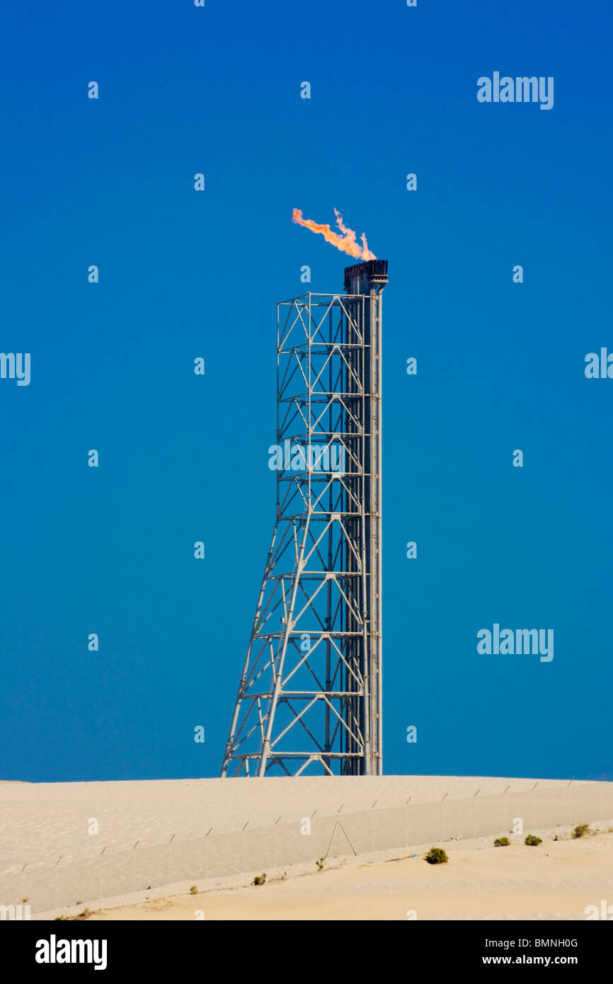 Il Qatar, deserto bruciatore a fiamma viva di gas Foto Stock