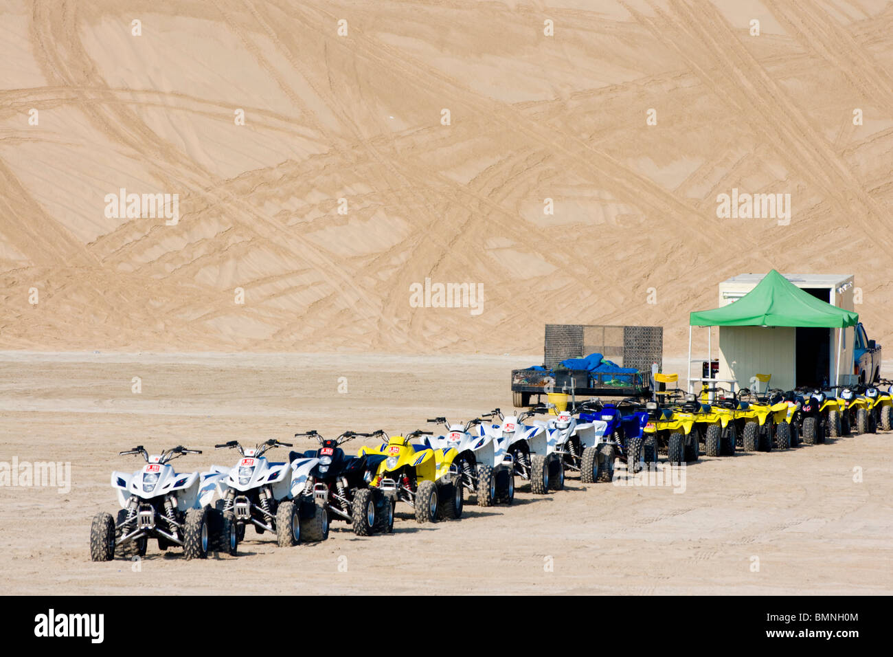 Il Qatar, dune del deserto Quad Bikes Foto Stock