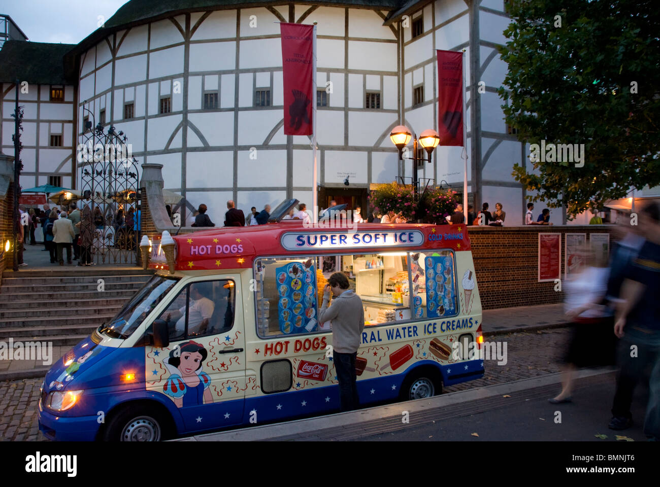 Il Globe Theatre & Icecream Van Foto Stock