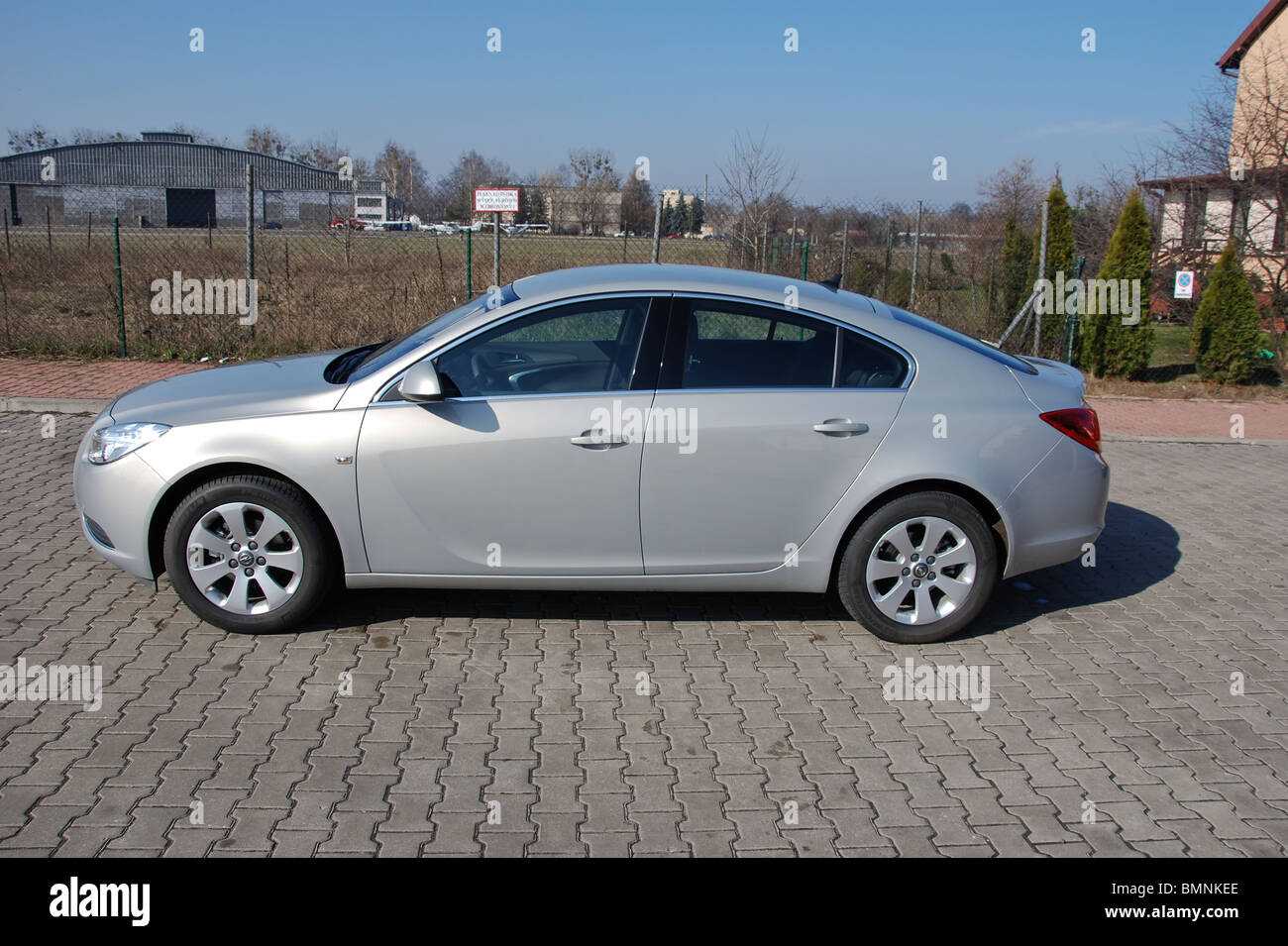 Opel Insignia 1.9 CDTI - 2009 - silver metallic - cinque porte - Tedesco più popolare centro della classe auto, segmento D - su strada Foto Stock