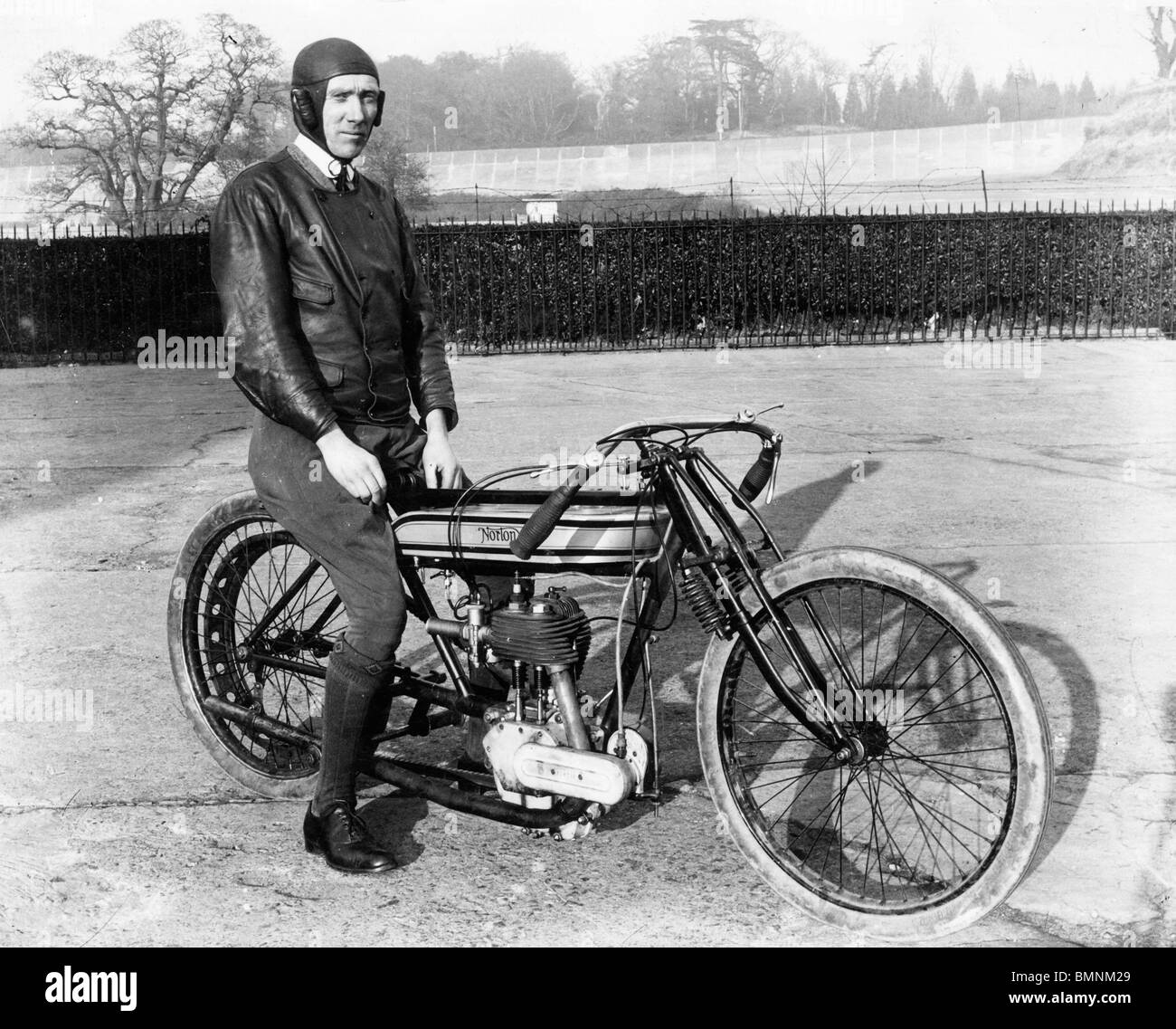 Dan O'Donovan su Norton motocicletta in corrispondenza di Brooklands Foto Stock