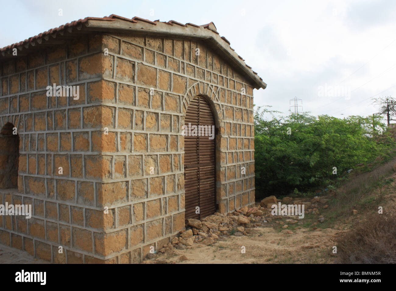 Molto vecchia montagna casa di mattoni al Safari Park a Karachi Foto Stock