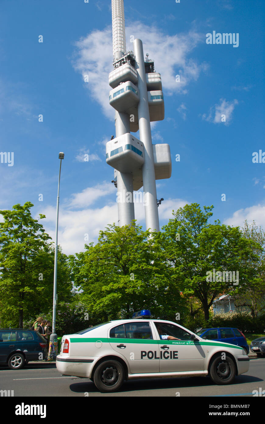 Auto della Polizia di fronte alla torre della televisione Zizkov quartiere Praga Repubblica Ceca Europa Foto Stock