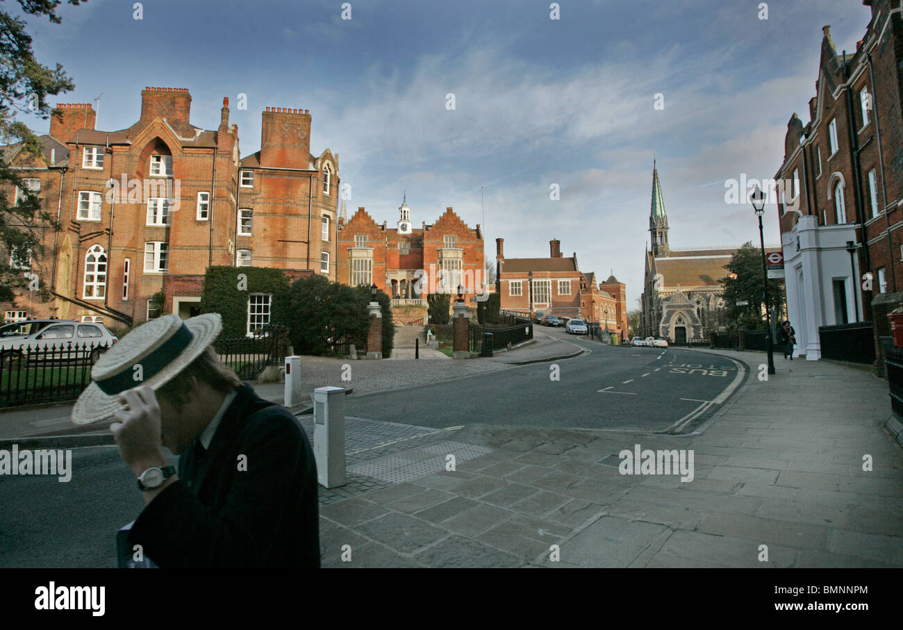 Harrow school boy a piedi passato la famosa in tutto il mondo a scuola Foto Stock