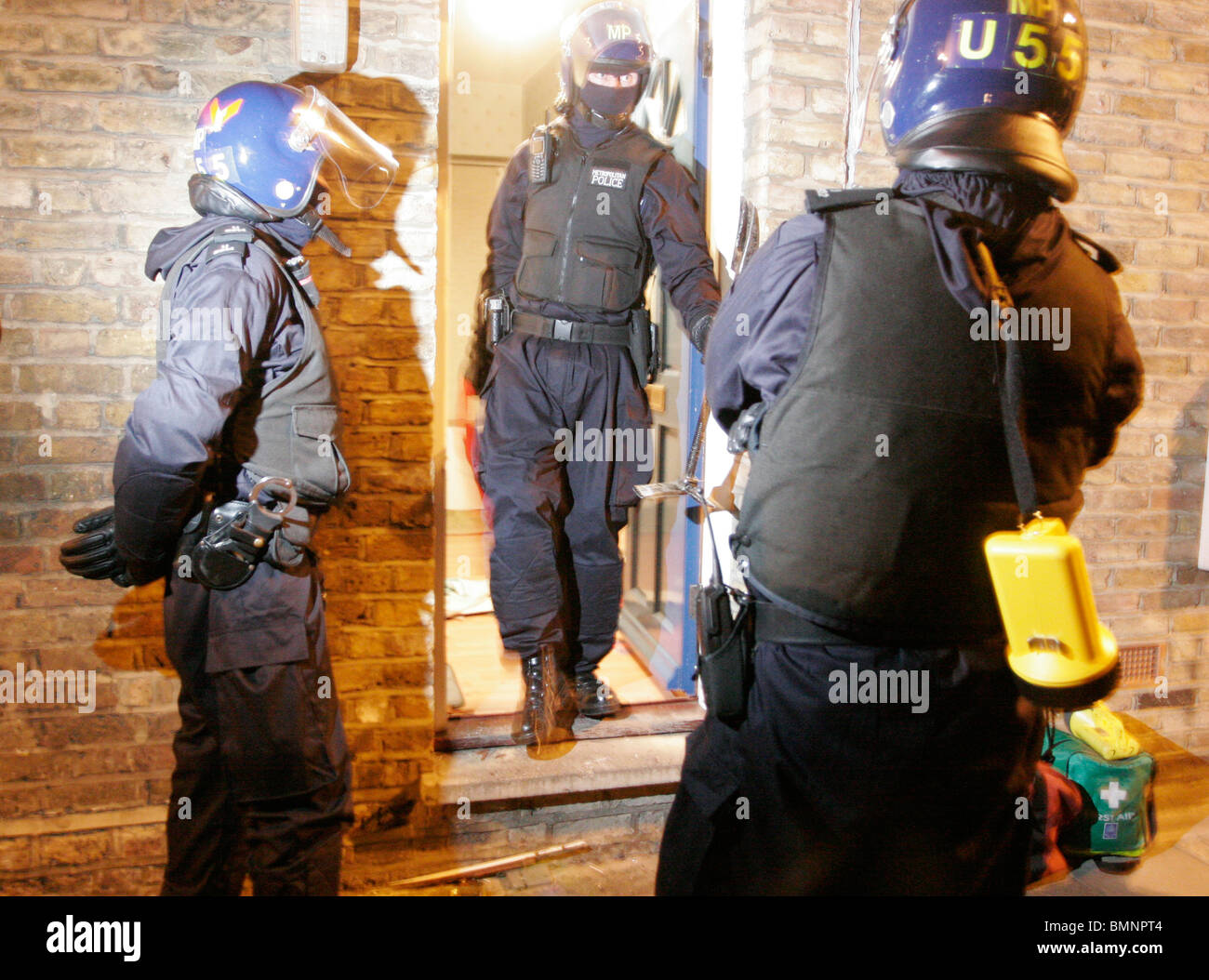 Stg della polizia nel corso di un raid in una casa nel nord ovest di Londra Foto Stock