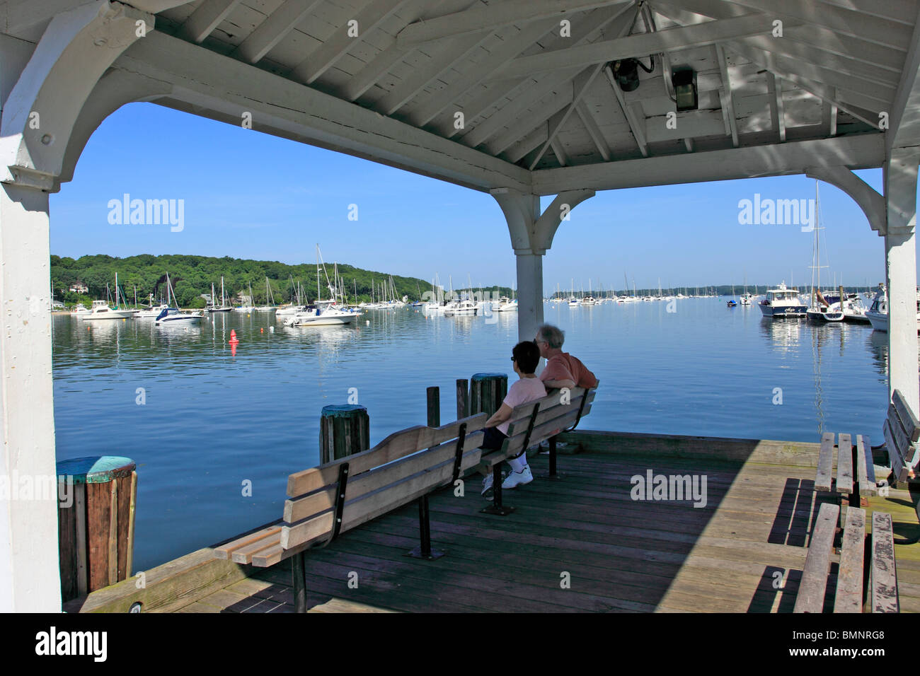 Giovane godendo la vista del porto di Northport Long Island New York Foto Stock