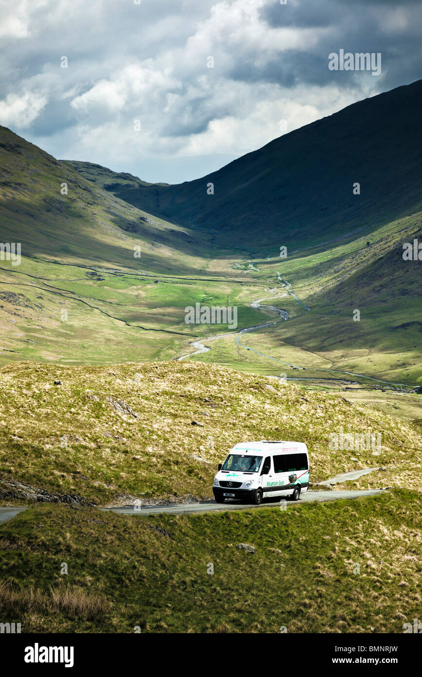 Capre di montagna minibus tour su Hardknott passano guardando Wrynose Valley Lake District Inghilterra REGNO UNITO Foto Stock