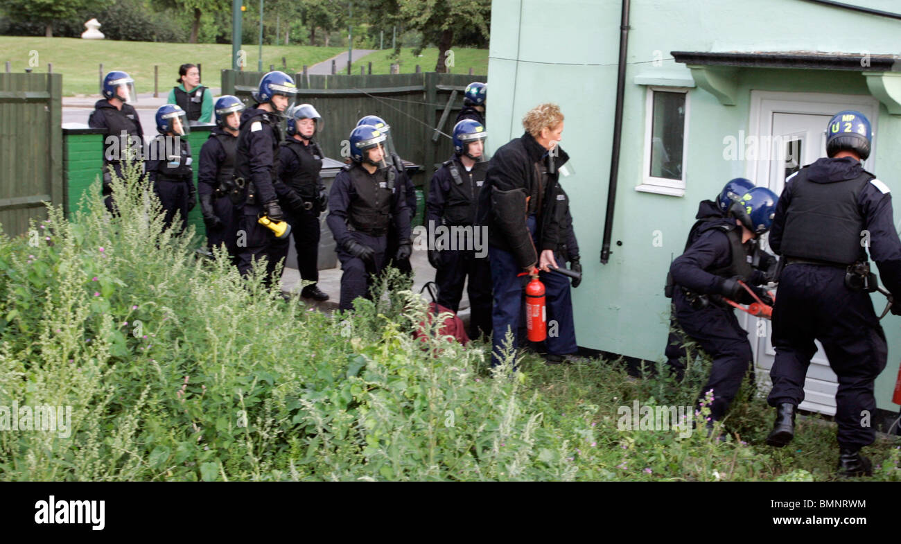 La polizia entrata giusto team come sono a raid di una casa in Londra nord occidentale station wagon Foto Stock