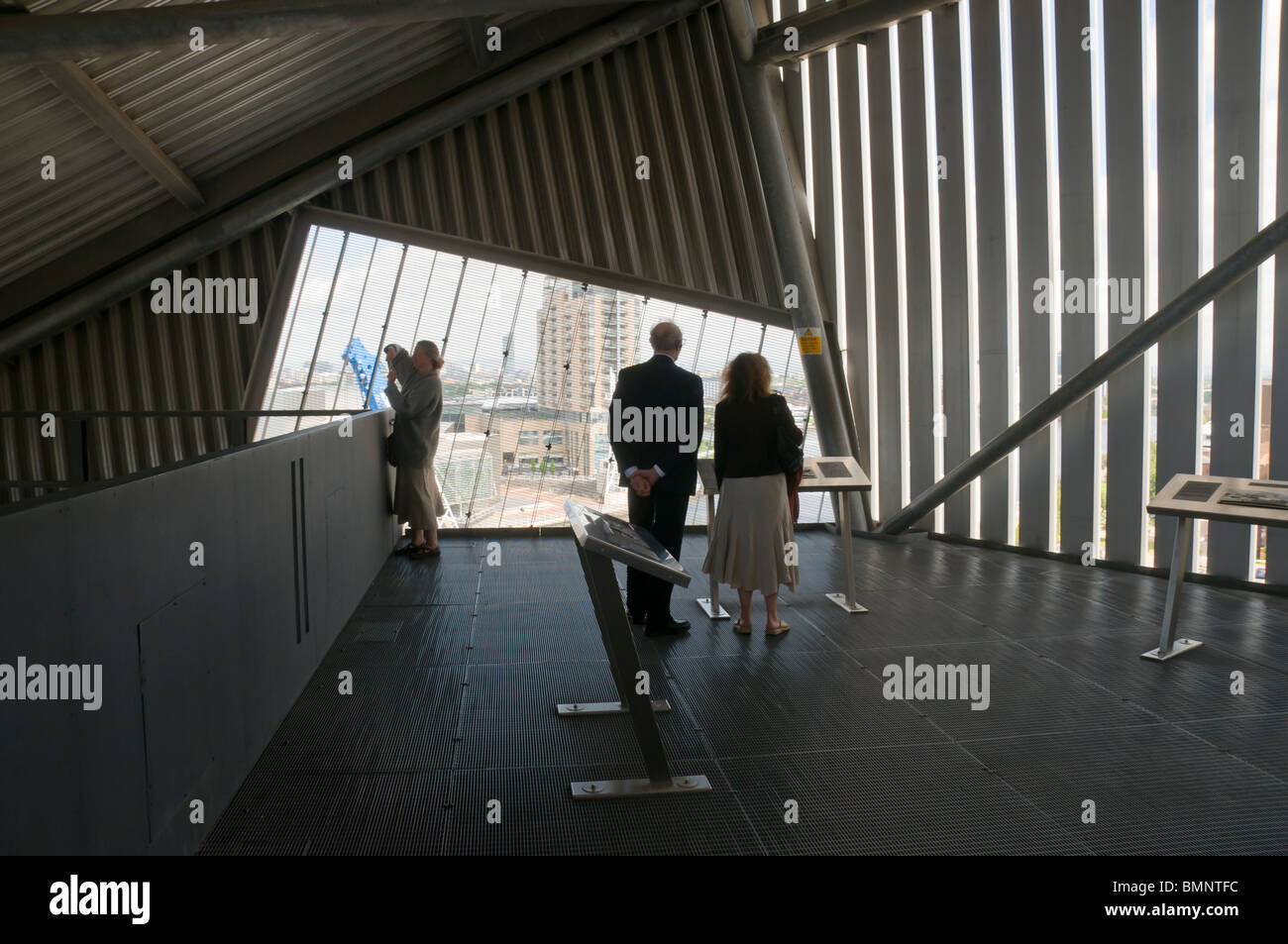 All'interno della piattaforma di osservazione in aria la torre del Imperial War Museum North a Salford Quays, Greater Manchester, Regno Unito Foto Stock