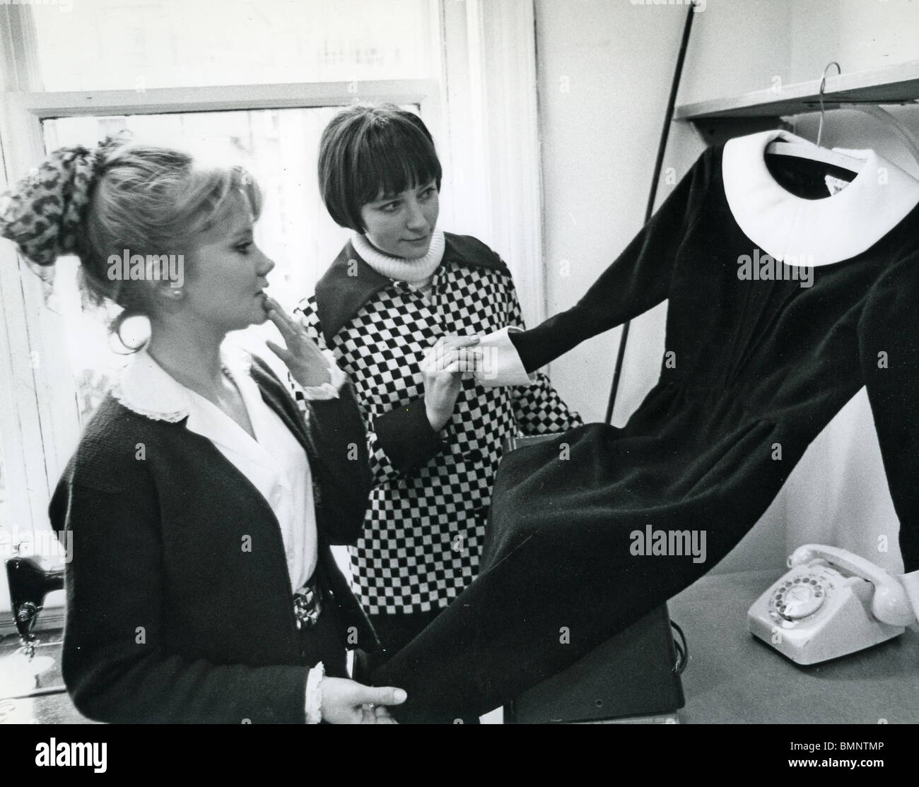 CAROLINE CHARLES - REGNO UNITO deigner moda presso il suo showroom a Londra nel marzo 1965 con l'attrice Hayley Mills. Foto: Tony Gale Foto Stock