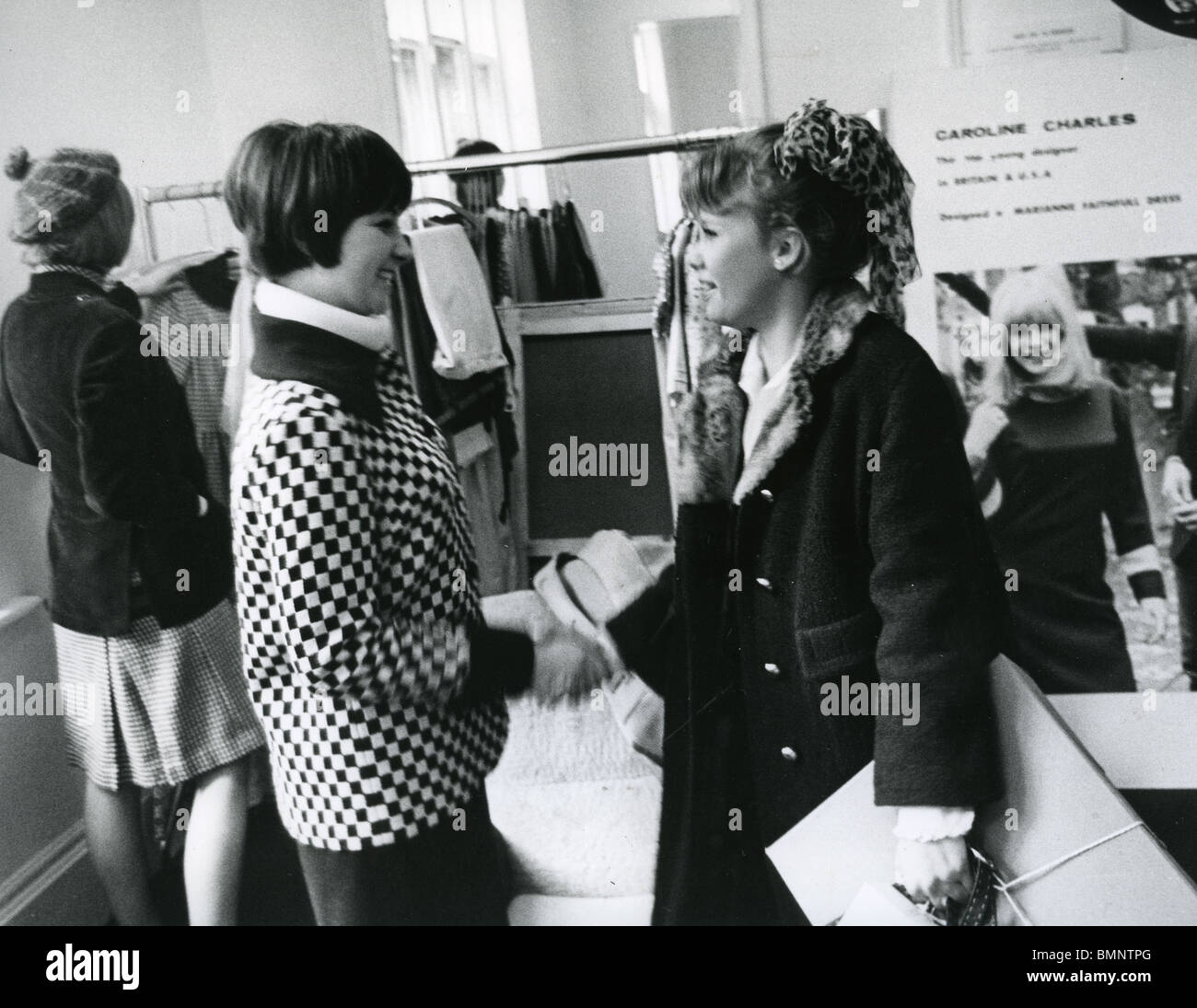 CAROLINE CHARLES - UK fashion designer presso il suo showroom a Londra nel marzo 1965 con l'attrice Hayley Mills. Foto: Tony Gale Foto Stock