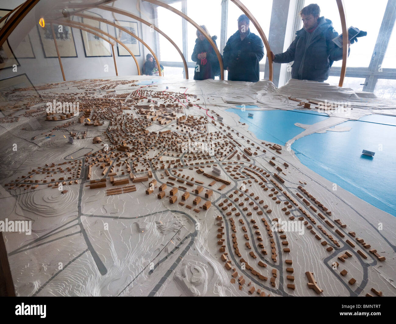 Visitatori guardare un mockup della città di Kiruna nel municipio locale. Foto Stock