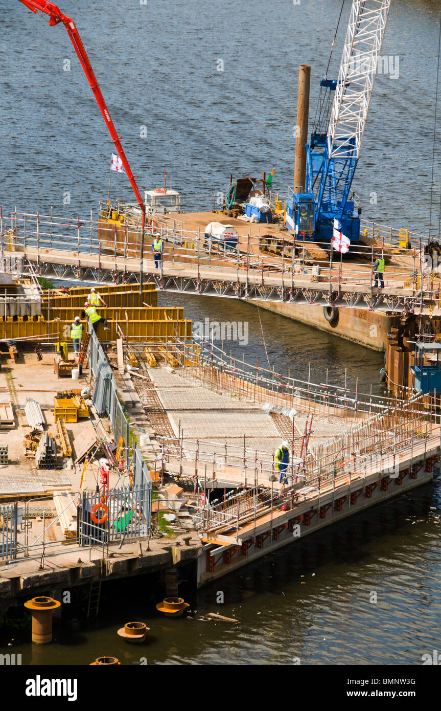 Esecuzione di lavori di costruzione di un nuovo ponte pedonale di oscillazione dovuto attraversare il Manchester Ship Canal a Salford Quays, Manchester, Regno Unito Foto Stock