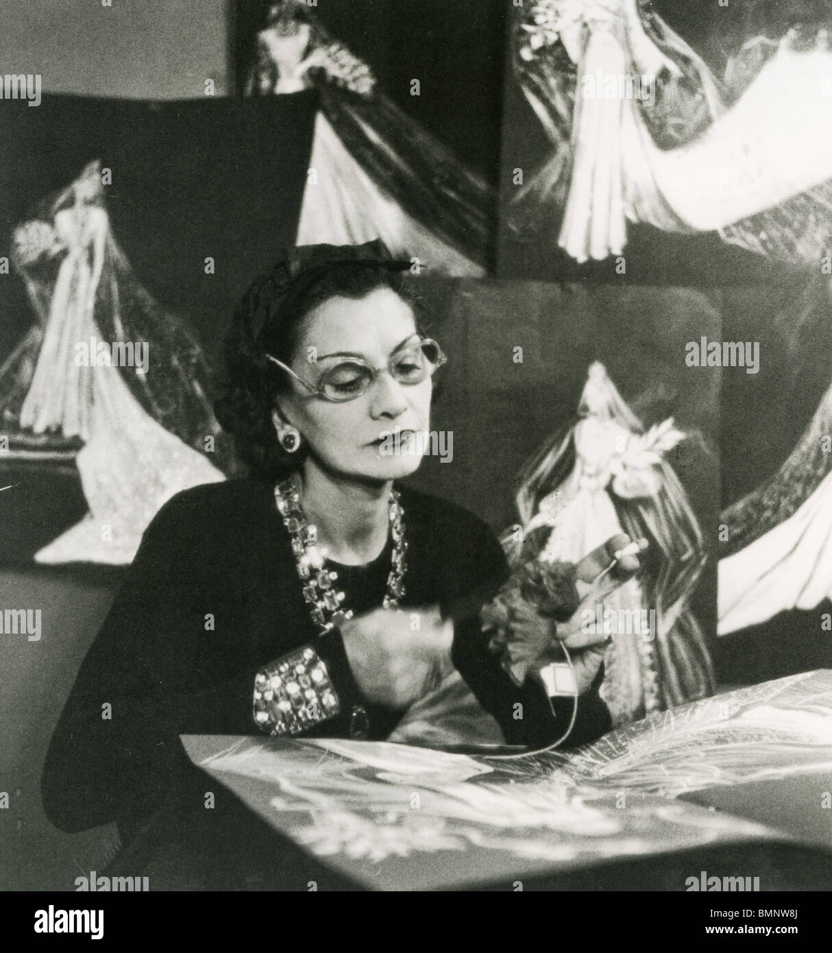 COCO CHANEL - Francese fashion designer (1883-1971) al lavoro nel 1937 Foto  stock - Alamy