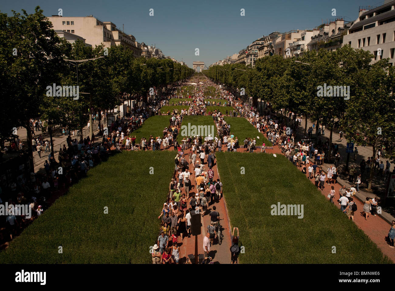 La folla visitare gli Champs Elysees di Parigi, Agriculturalists mettere le piante ci come una dimostrazione della loro professione - Fotografia Foto Stock