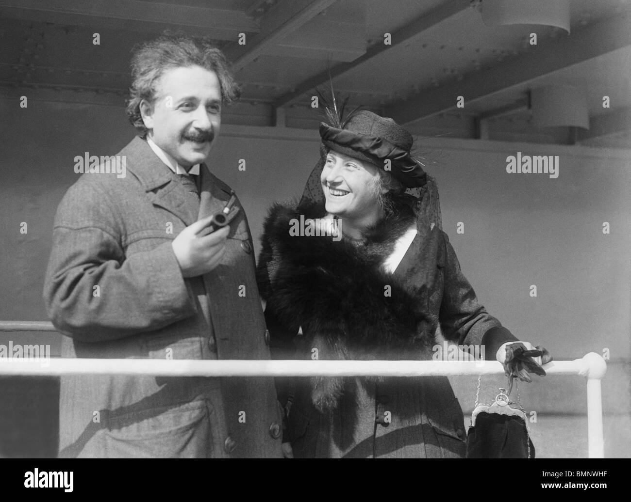 Foto circa 1920s del teorico tedesco fisico Albert Einstein (1879 - 1955) e sua moglie Elsa (1876 - 1936). Foto Stock