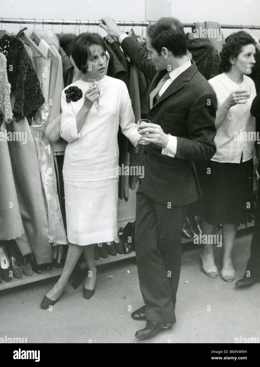 PIERRE CARDIN - Francese fashion designer presso il suo salone di Parigi con l'attrice francese Jeanne Moreau circa 1970 Foto Stock