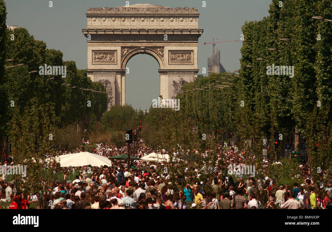 La folla visitare gli Champs Elysees di Parigi, Agriculturalists mettere le piante ci come una dimostrazione della loro professione - Fotografia Foto Stock