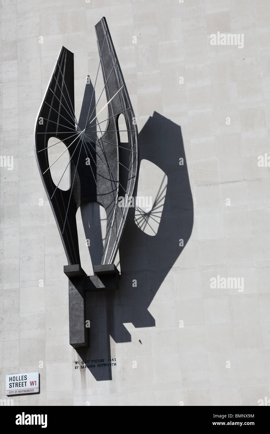 Figura alata, la scultura di Barbara Hepworth sulla facciata della John Lewis edificio in Oxford Street, Londra UK. Foto Stock