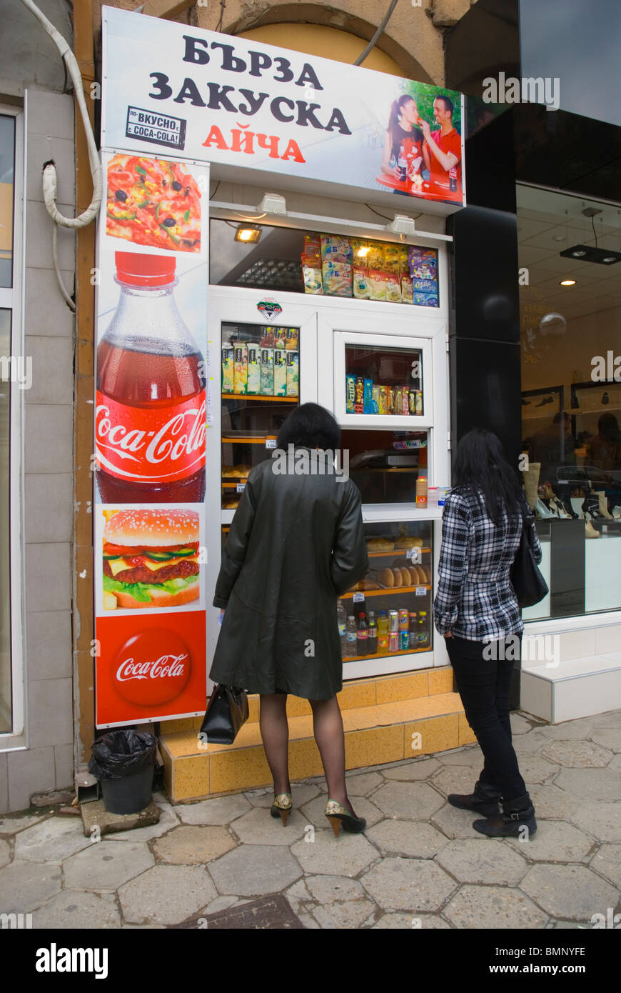 Le donne lo shopping al chiosco Nezavisimost main street Veliko Tarnovo central Bulgaria Balcani Europa Foto Stock