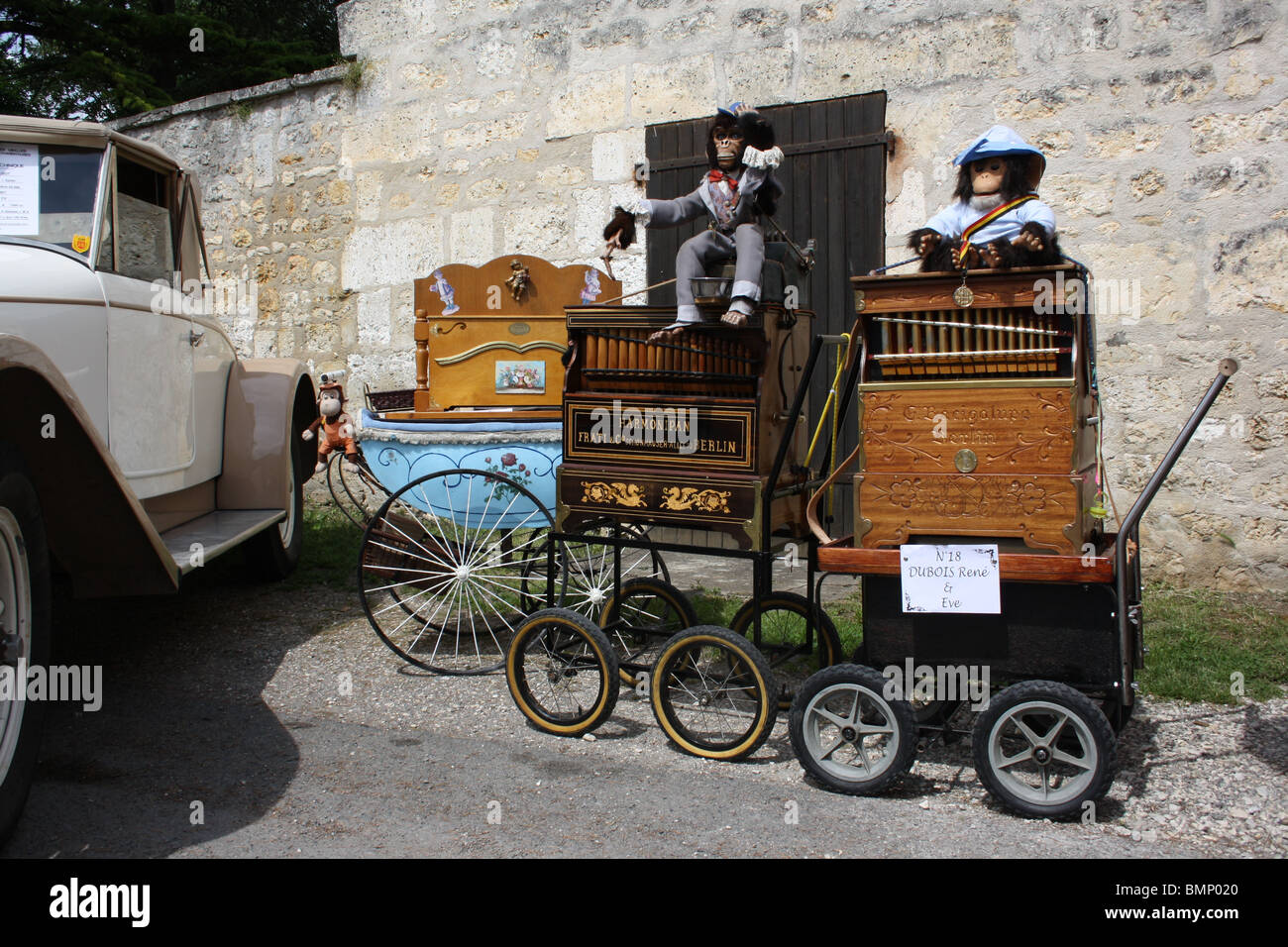 Organetto appassionati equo nel villaggio di Sers, Charente, Francia Foto Stock