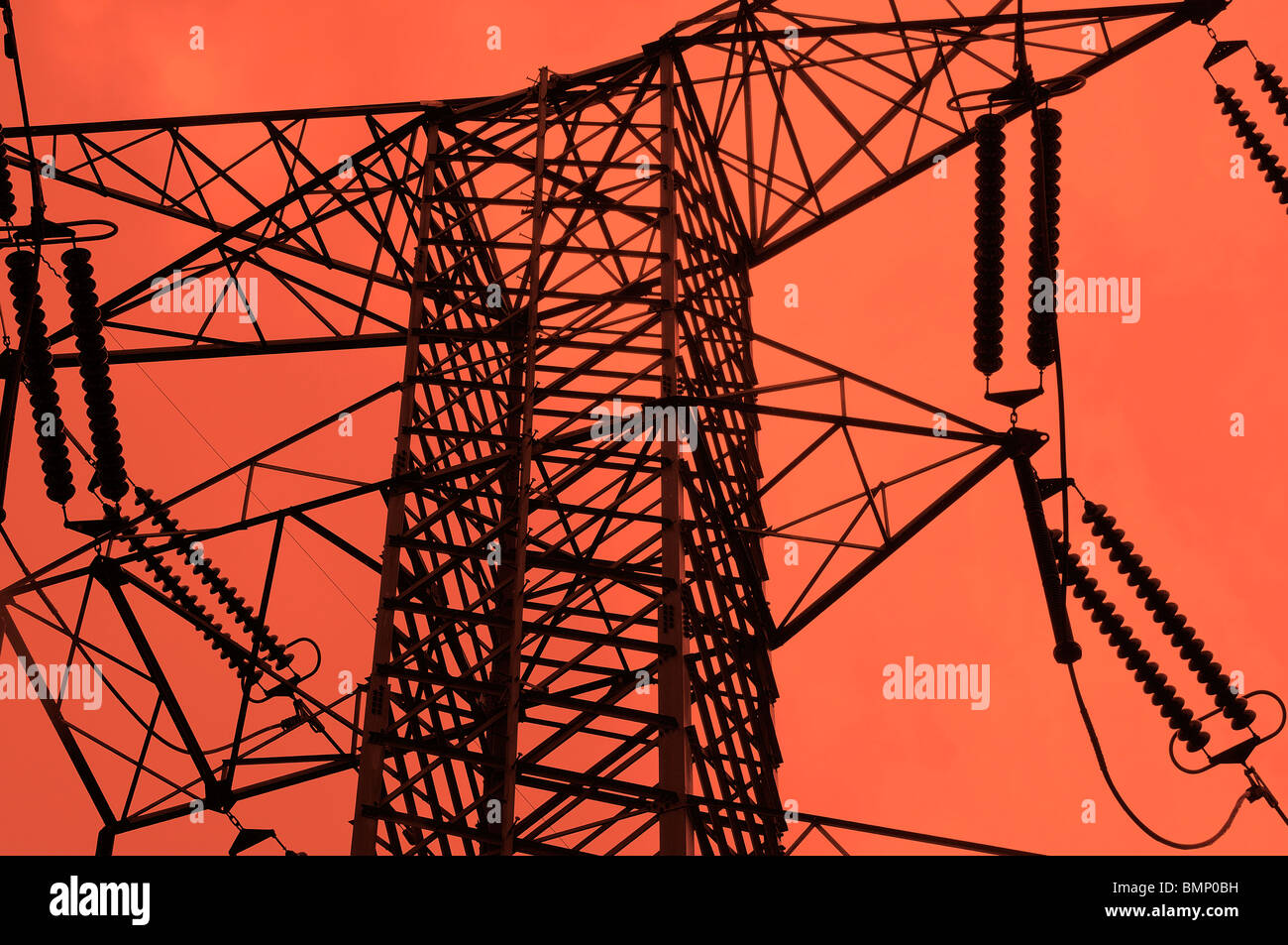 Tensione alta torre di trasmissione al tramonto raffigurante il calore Foto Stock