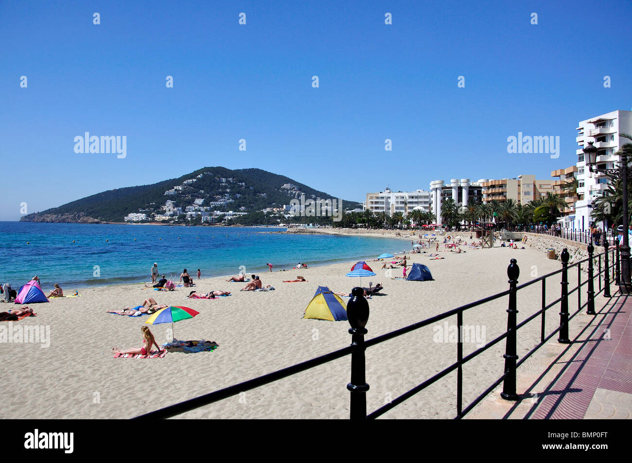 La spiaggia e il lungomare di Santa Eulària des Riu, Ibiza, Isole Baleari, Spagna Foto Stock
