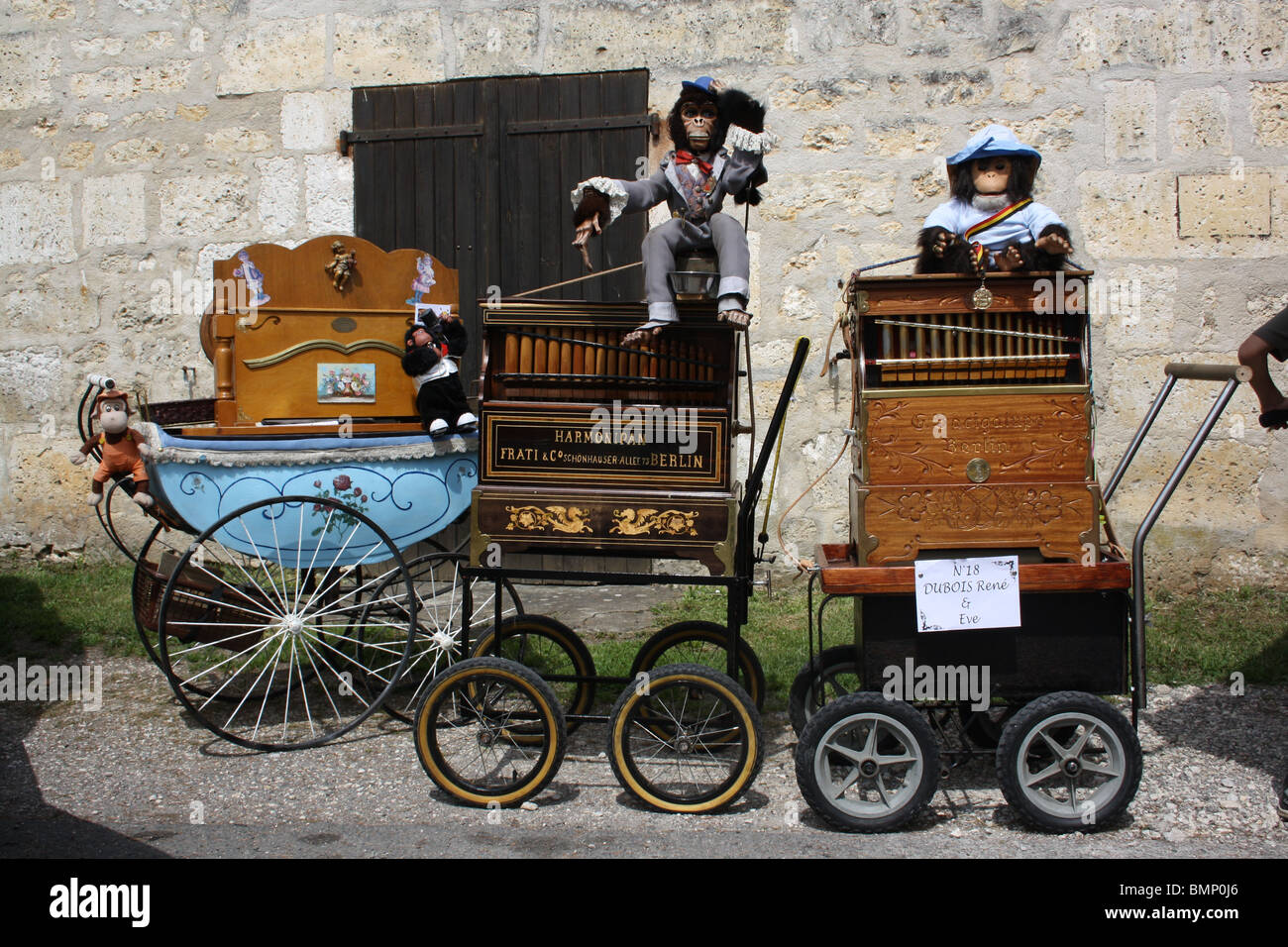 Organetto appassionati equo nel villaggio di Sers, Charente, Francia Foto Stock