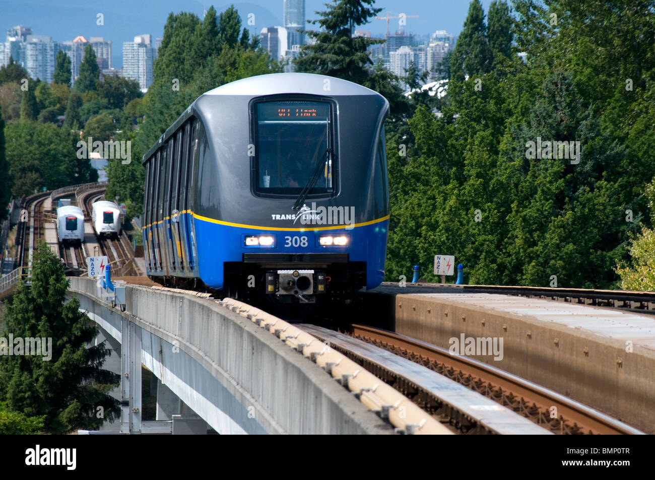 Vancouver, British Columbia, un Skytrain Rapid Transit Train transalpino della rete di collegamento lasciando la stazione di Nanaimo Foto Stock