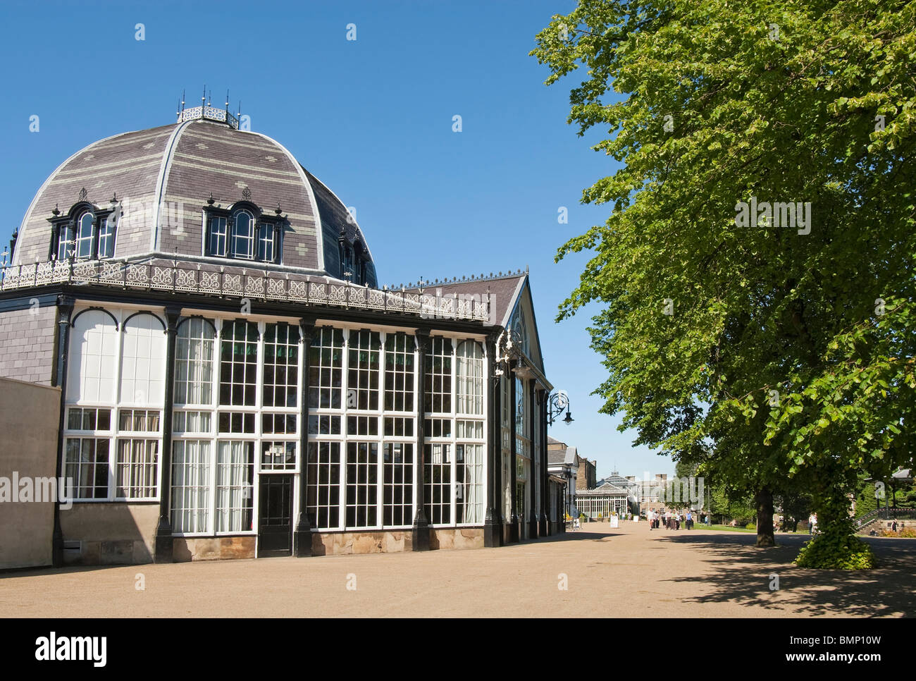 Immagine dell'edificio ottagonale al Pavilion Gardens in Buxton, una sede storica situata nel cuore di Buxton. Foto Stock