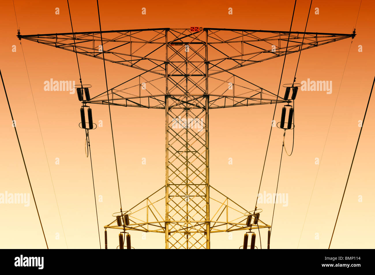 Tensione alta torre di trasmissione Foto Stock