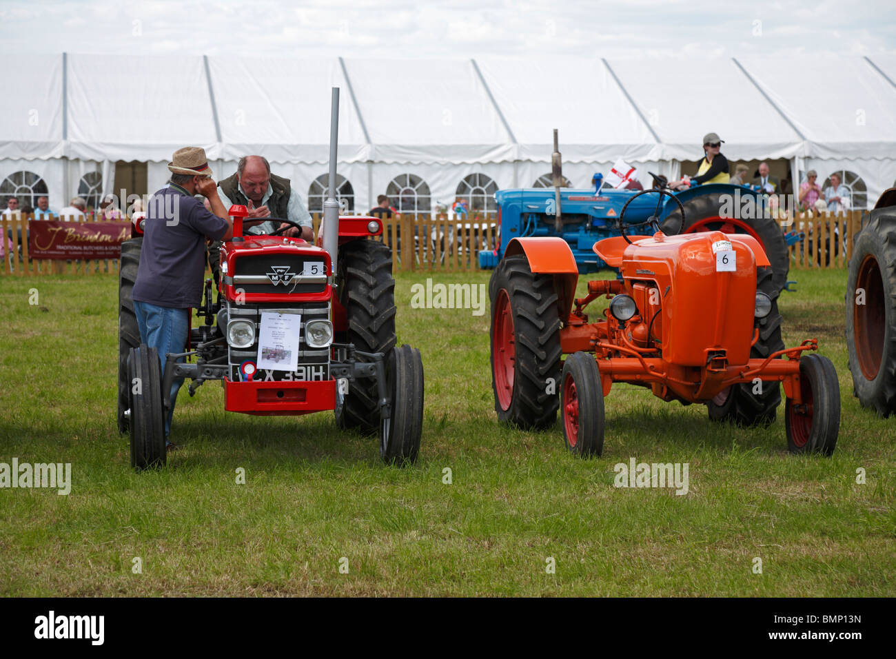 Trattori d'epoca sul display a Honley Show, Farnley Tyas, Huddersfield, West Yorkshire, Inghilterra, Regno Unito. Foto Stock