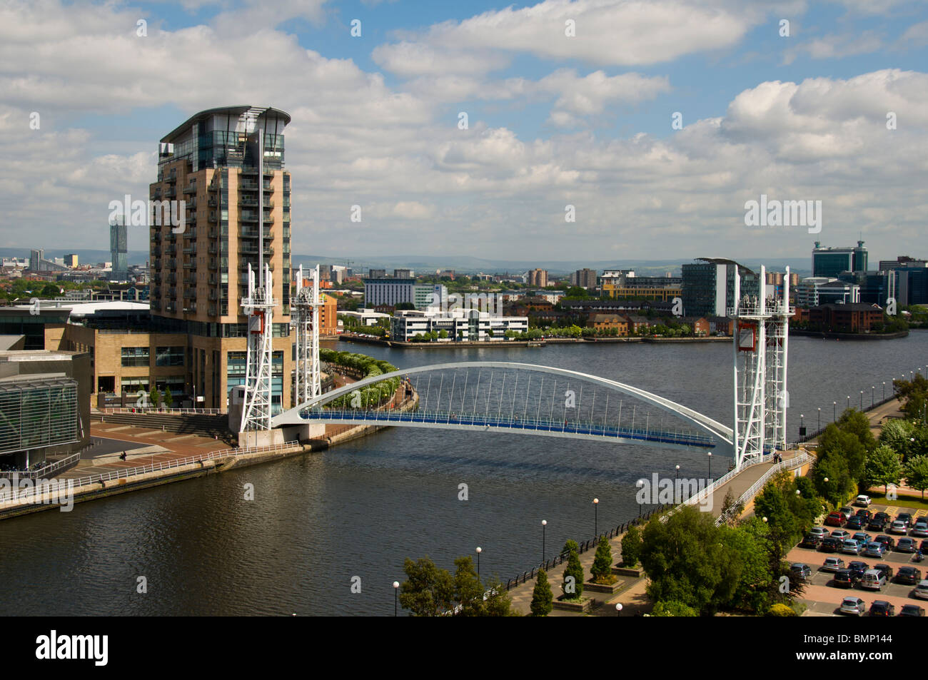 Imperial Point Blocco di appartamenti e di millennio (Lowry) sollevamento passerella, Salford Quays, Greater Manchester, Regno Unito Foto Stock